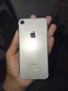 iphone 7 128 Gb official pta approved batery change ha but achi wall