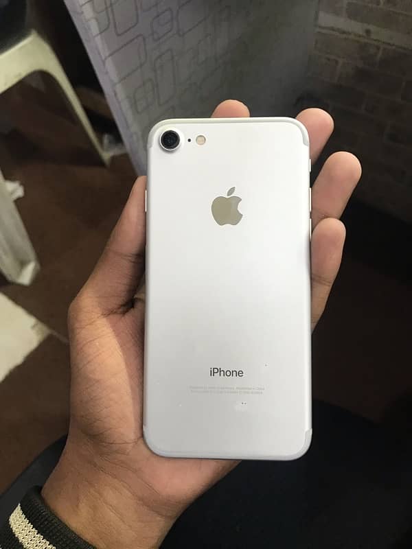 iphone 7 128 Gb official pta approved batery change ha but achi wall 2