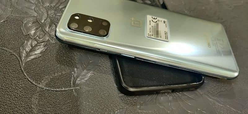 Oneplus 8T 8/128 GB with one green 2