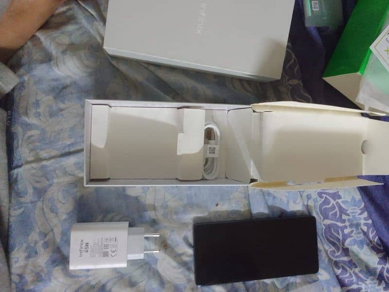 note 40 10/10 1.5 month used 8/256 black 1