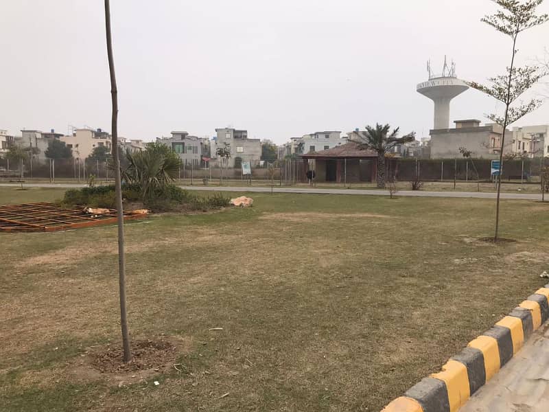 Prime Location 5 Marla Plot for Sale in Overseas Block, Park View City Lahore 4