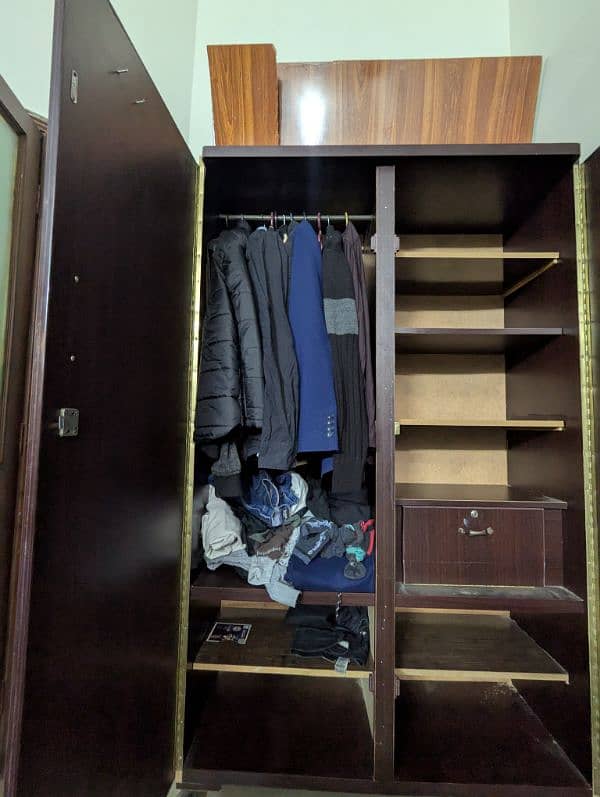 Urgent Selling Cupboard in Lahore 0