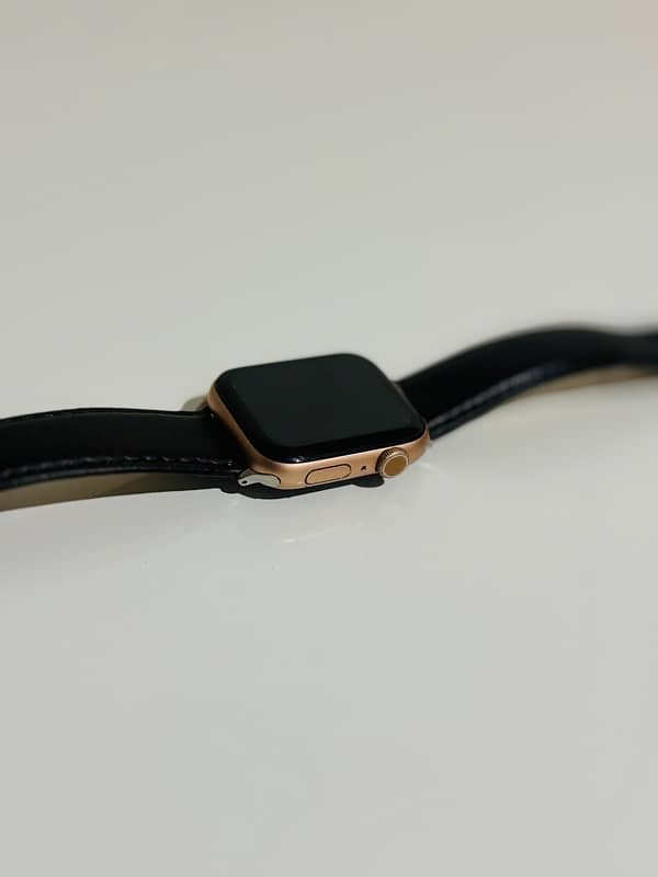 APPLE WATCH SERIES 6 44MM GOOD CONDITION WITH CHARGER 4