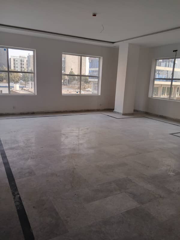 OFFICE SPACE (700 sqft to 8000 ) AVAILABLE FOR RANT IN GULBERG GREEN 10