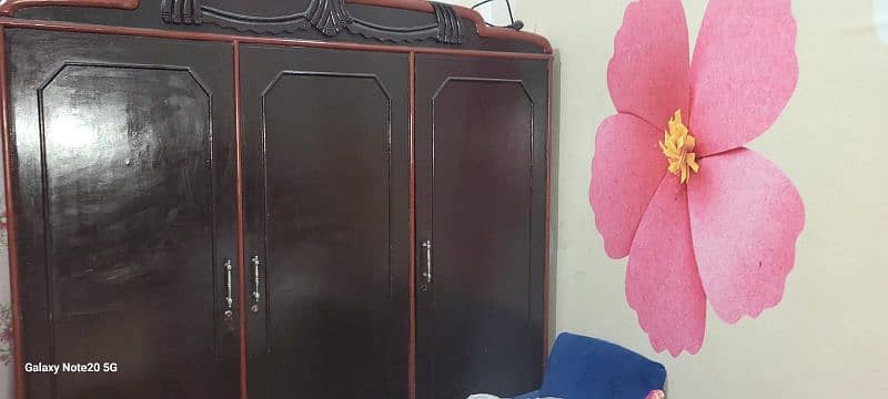 dressing table and suiting almari 2