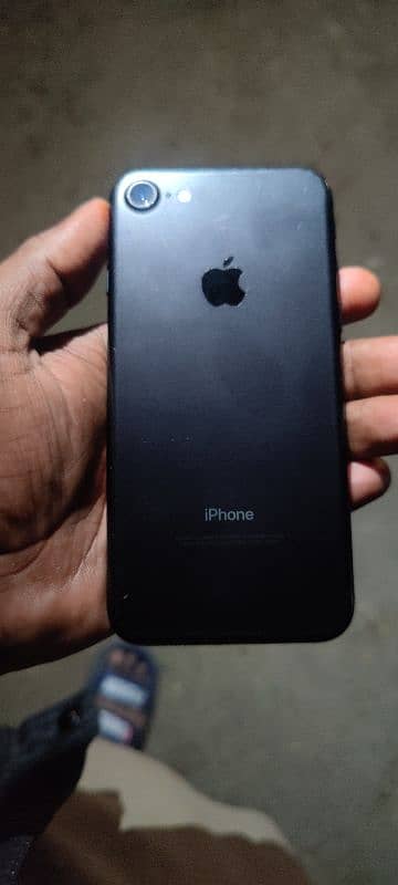 I phone 7. . . . 32gb  factry an lack water pack hai helt 82 h 0