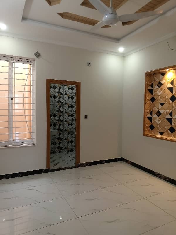 Double Storey 5 Marla House Demand 1 Crore 60 Lac Electricity Water 30 Feet Street 10