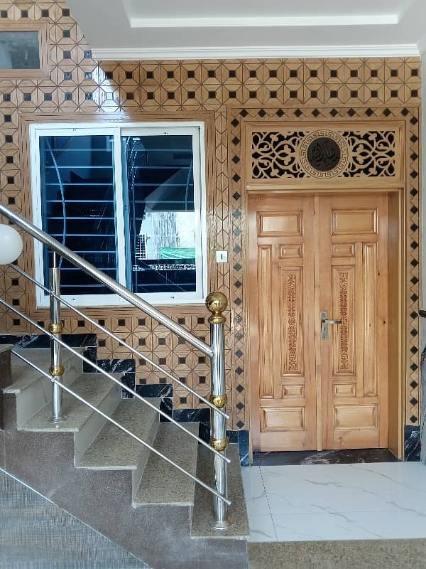 Double Storey 5 Marla House Demand 1 Crore 60 Lac Electricity Water 30 Feet Street 26