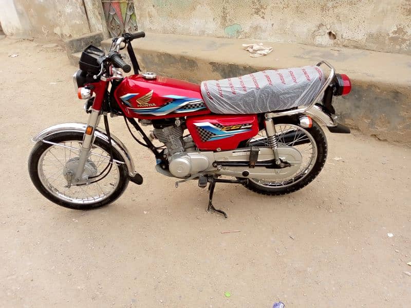 bike ek dam new he  total 2900 chale ha 03452620317 0