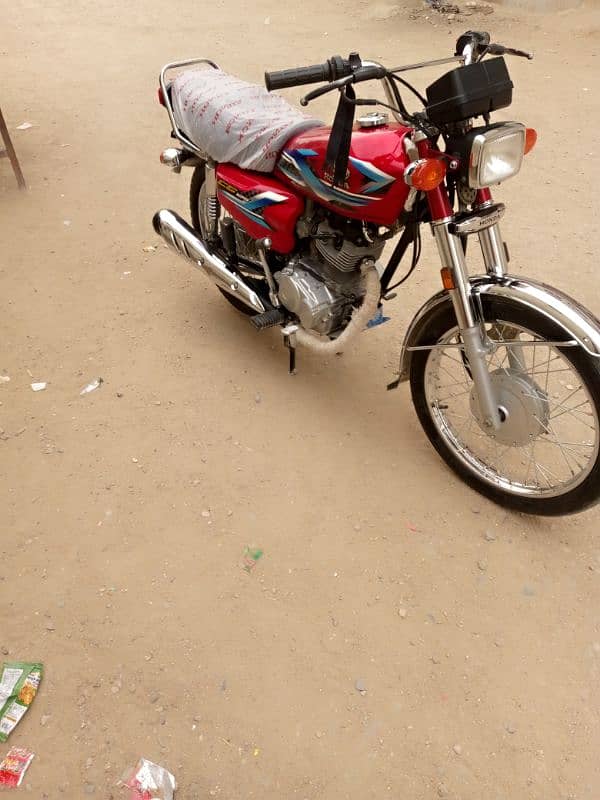 bike ek dam new he  total 2900 chale ha 03452620317 6