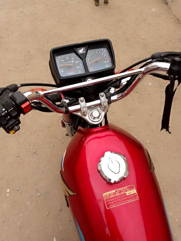 bike ek dam new he  total 2900 chale ha 03452620317 10