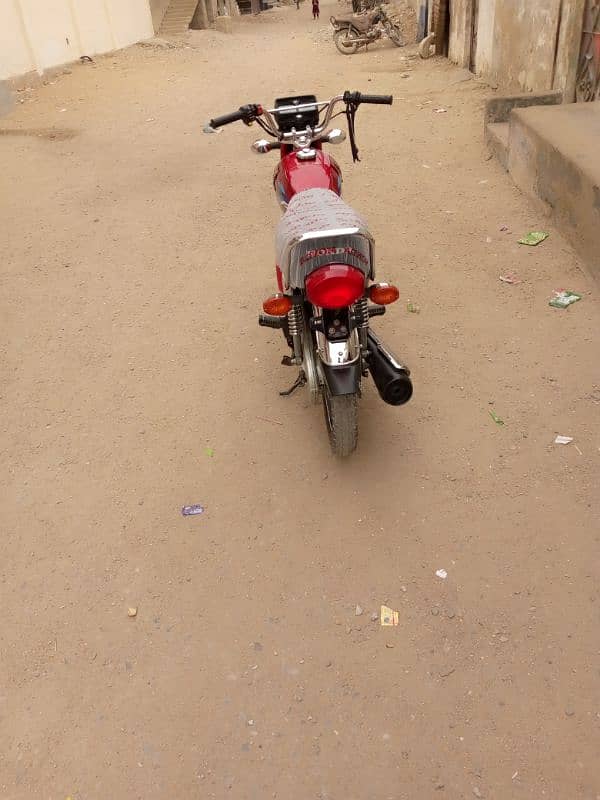 bike ek dam new he  total 2900 chale ha 03452620317 11