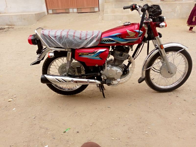 bike ek dam new he  total 2900 chale ha 03452620317 13