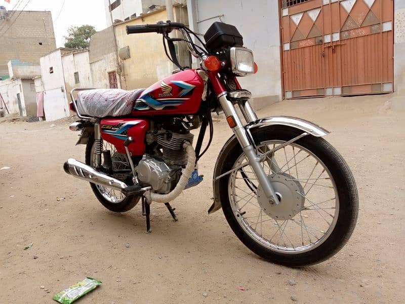 bike ek dam new he  total 2900 chale ha 03452620317 14