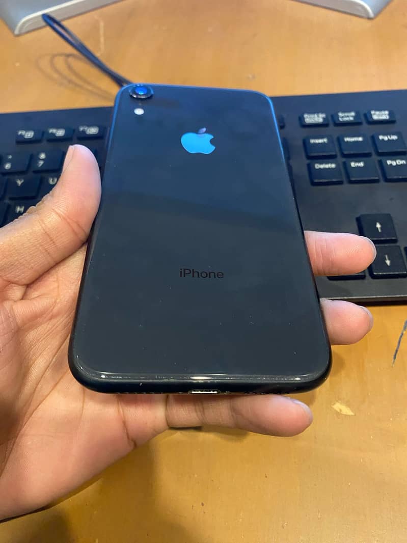 Apple iPhone XR 128GB Water Pack 3