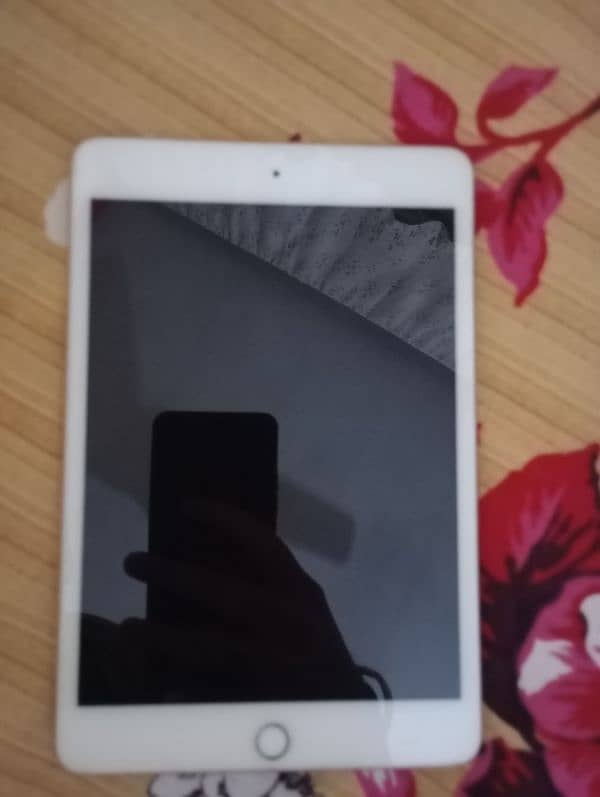 ipad mini 5 10/10 CONDTION  cox or charger b sat hn 8