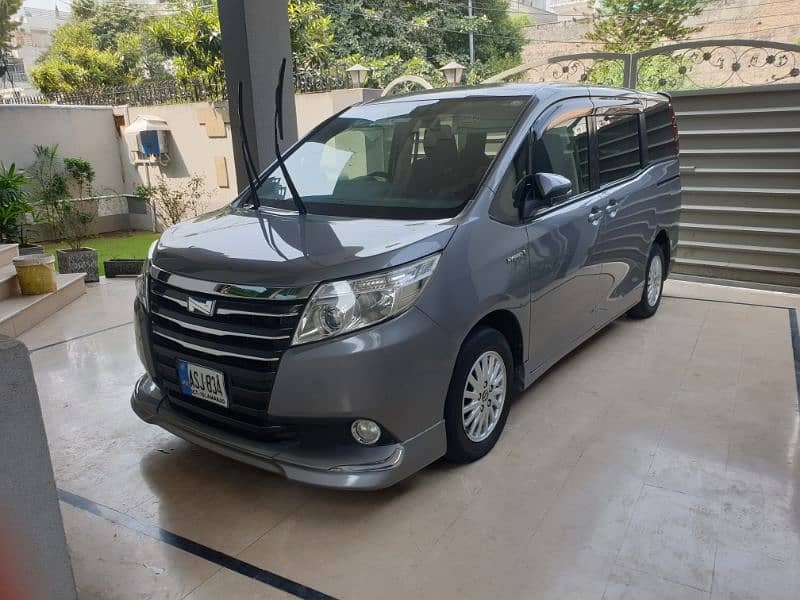 Toyota Noah 2015 0