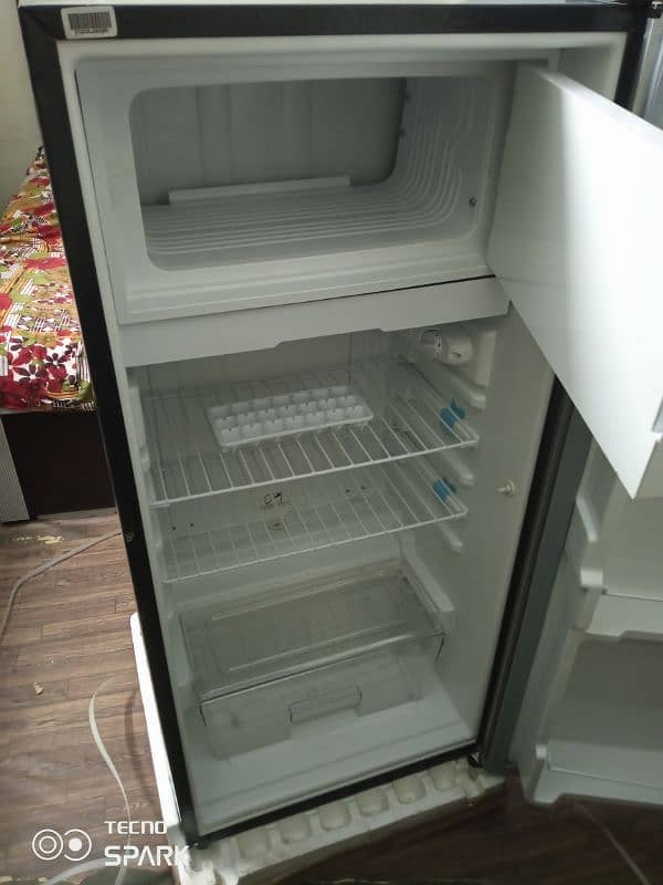 Dawlance single door refrigerator 9106sd Black &silver 1