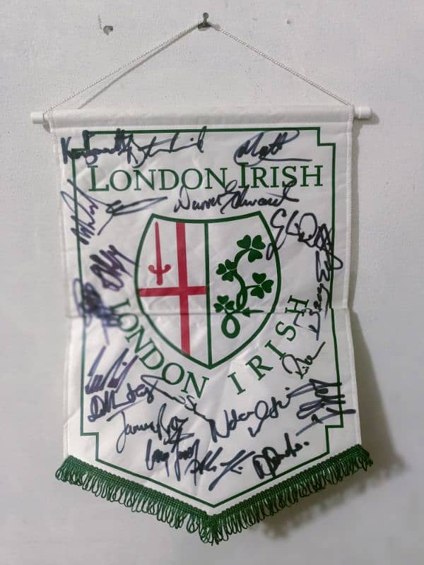 Autographs Signed London Irish Rugby football team players 0