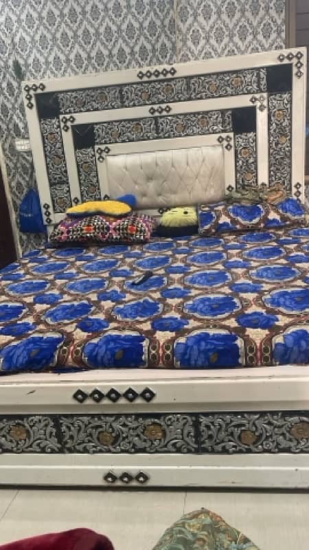 urgent sale wooden bed with drassing 0