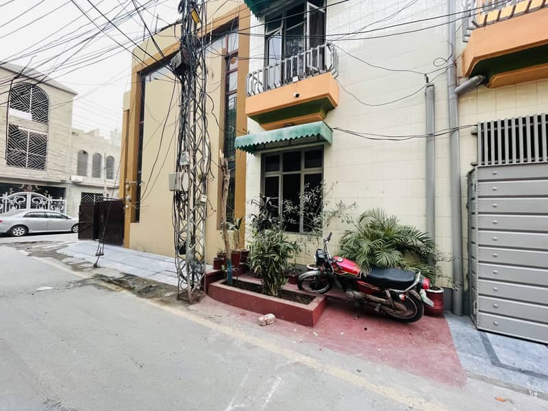 FIVE MARLA TRIPLE Story HOUSE IN IQBAL TOWN, VERY PRIME LOCATION 3