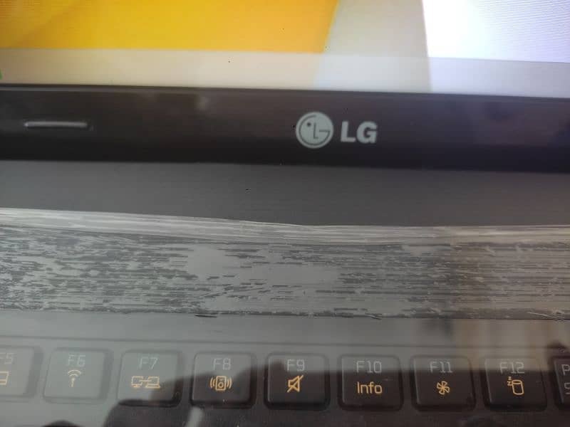 LG laptop 4gb ram 256 ssd 3th genretion 3