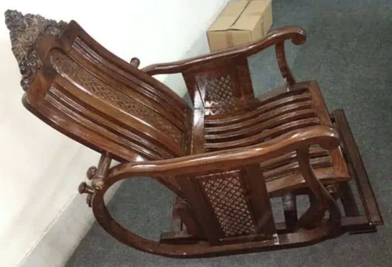 Rocking chair in excellent condition 4