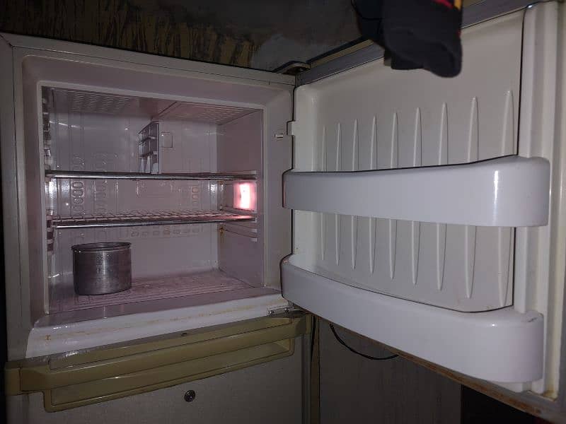 Argent Sale Full Size Singer Fridge 13