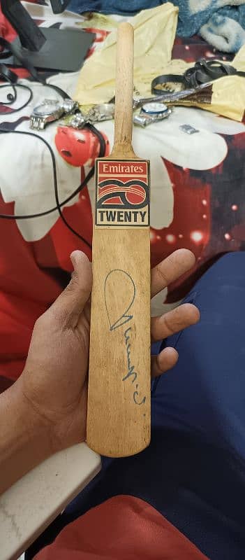 Shahid Afridi Signatured Mini Bat 0