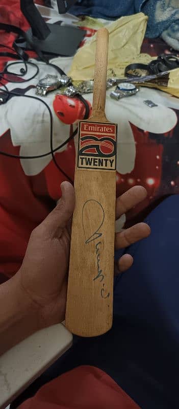 Shahid Afridi Signatured Mini Bat 1