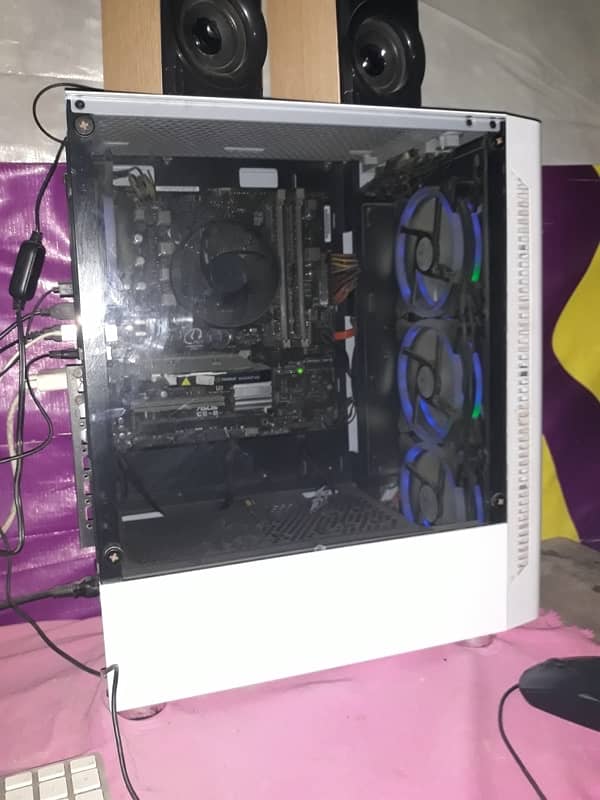 gaming pc with rgb case with 4rgb fan 0