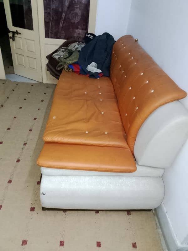 7 seater sofa in good condition in leather 0