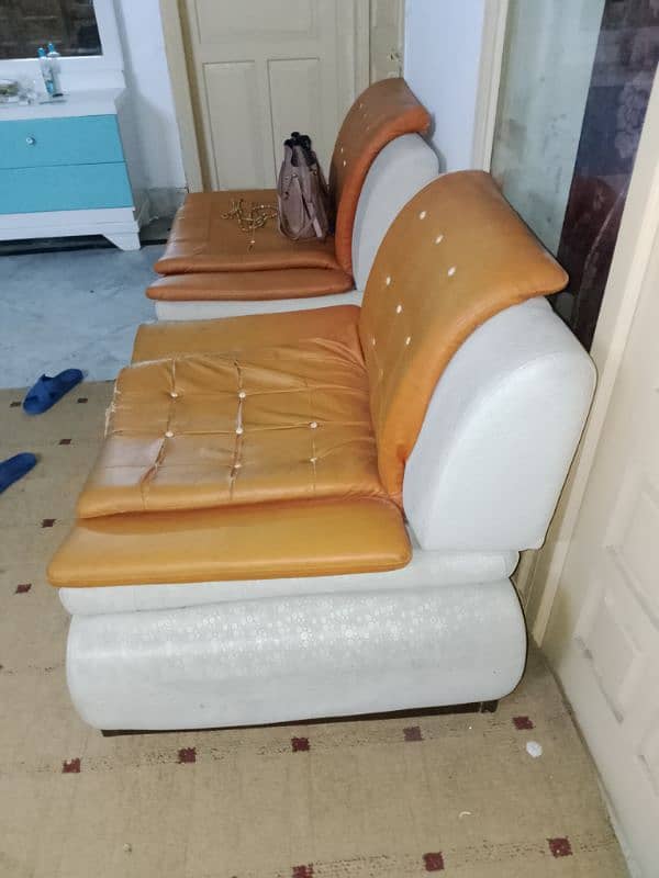 7 seater sofa in good condition in leather 1