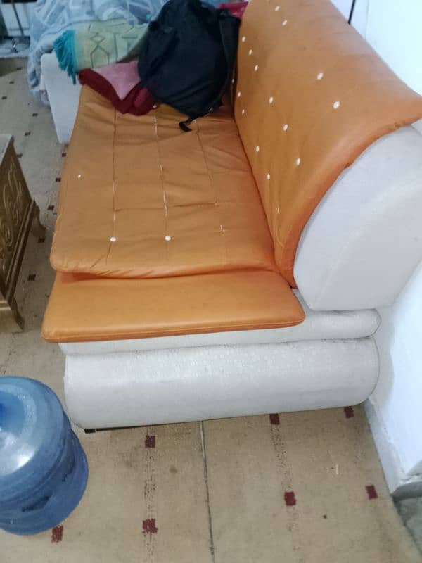 7 seater sofa in good condition in leather 2