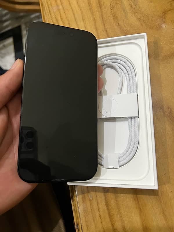 iPhone 16 Pro, Black Titanium, 128GB 2