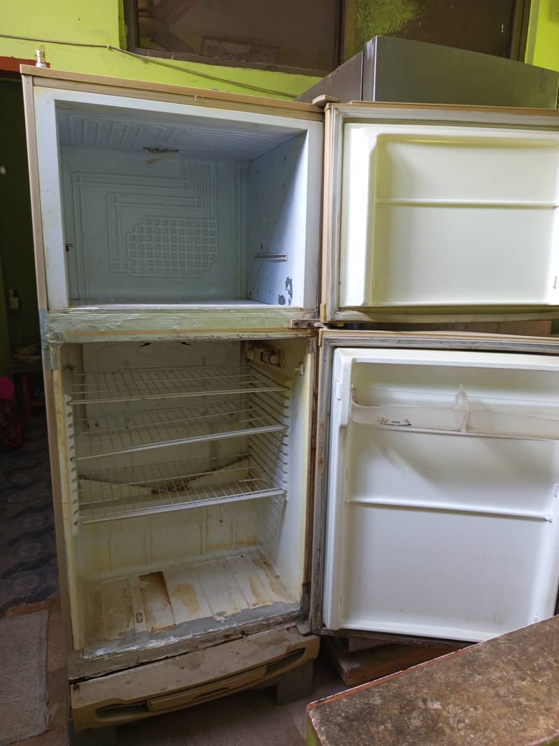 Second hand,  Pell refrigerator available for sale 2