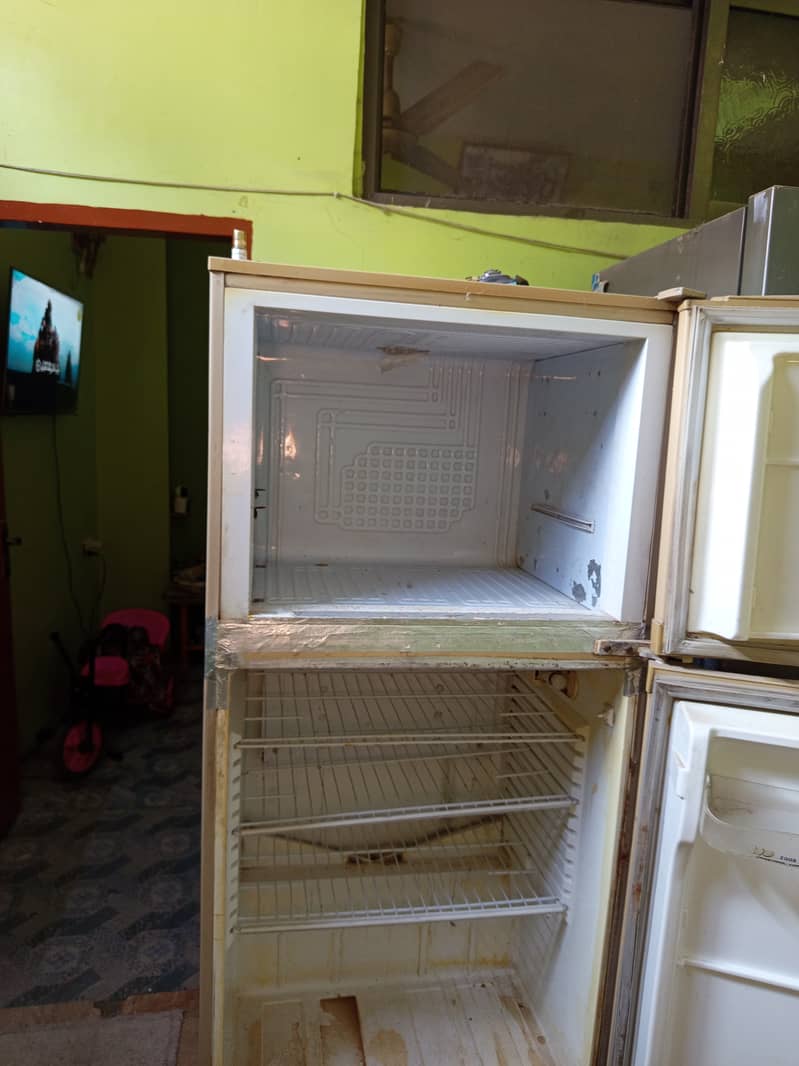 Second hand,  Pell refrigerator available for sale 3