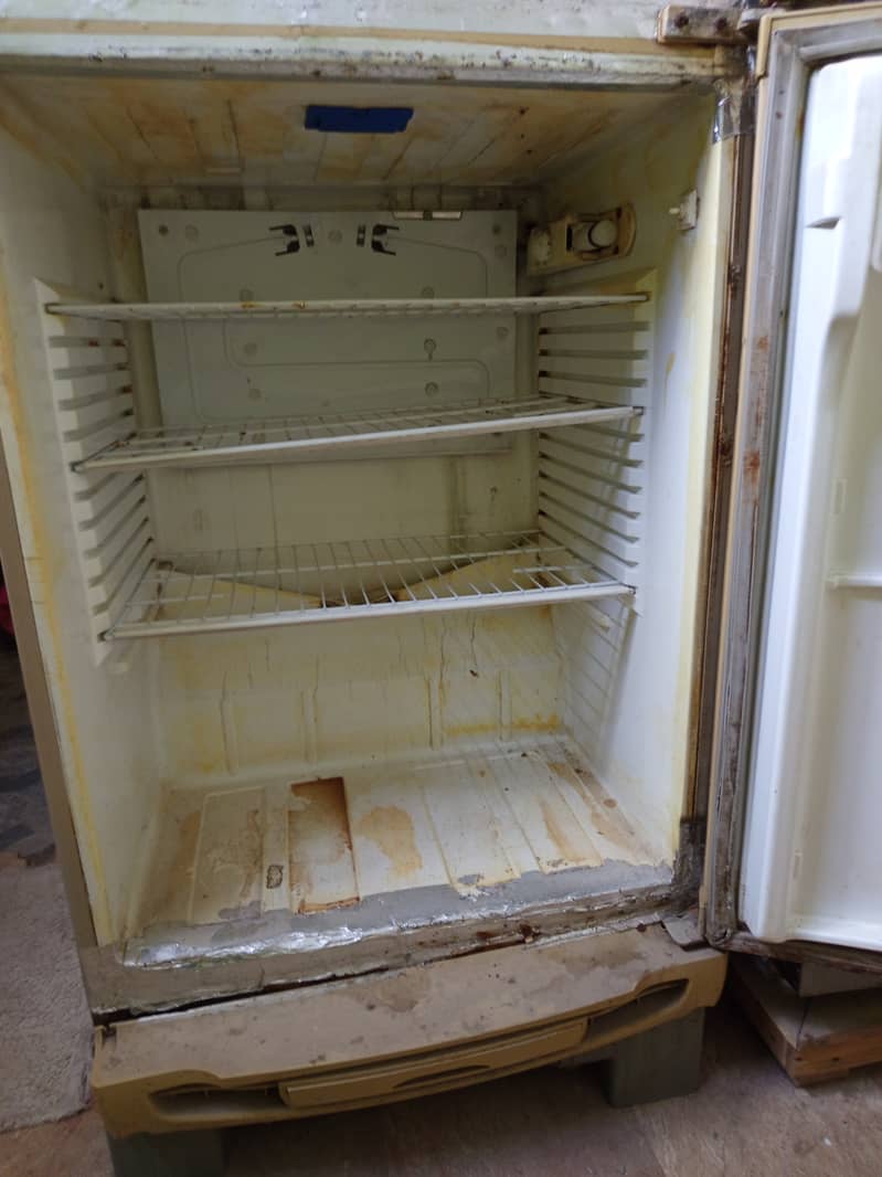 Second hand,  Pell refrigerator available for sale 4