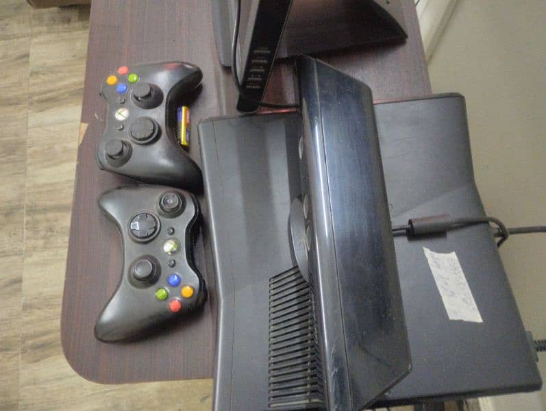 XBOX 360 WIth 2 CONTROLLER'S AND KINECT motion sensor CONTROL 1