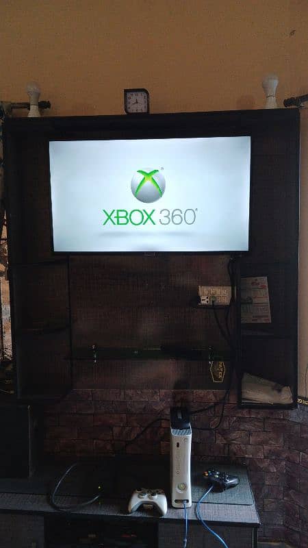 Xbox 360 gaming console  HD 0