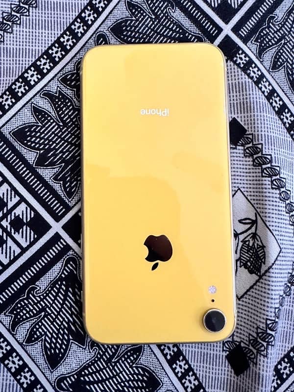 selling iphone xr urgently 0