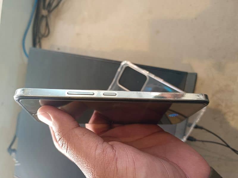 vivo v25e for sale in good ondition 4