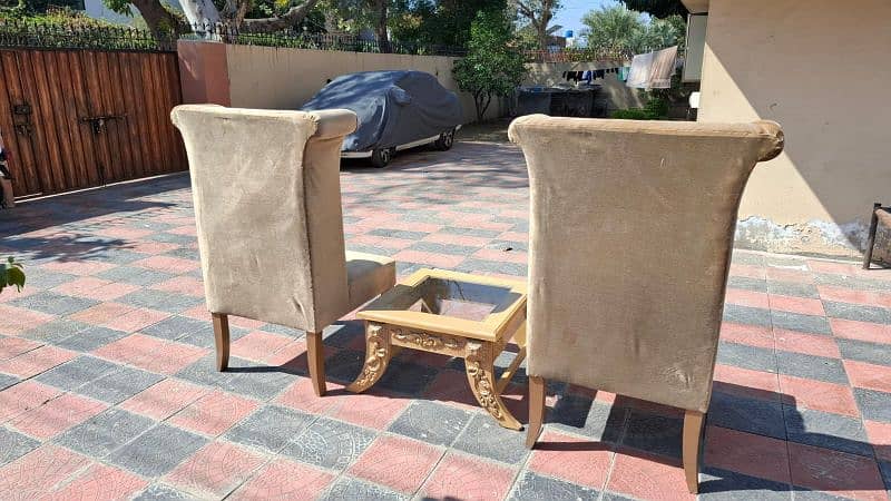 2 long chairs sofa velvet  bohat km use hwi with center table 2