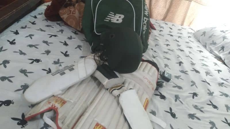 hardball profectional cricket kit with keeping gloves 4