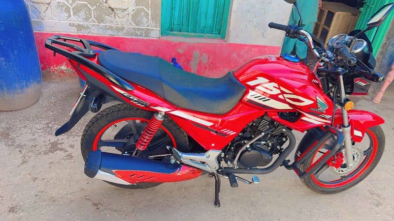 Cb 150 bilkol new only 700 chala hoa mera apna name pa ha 4