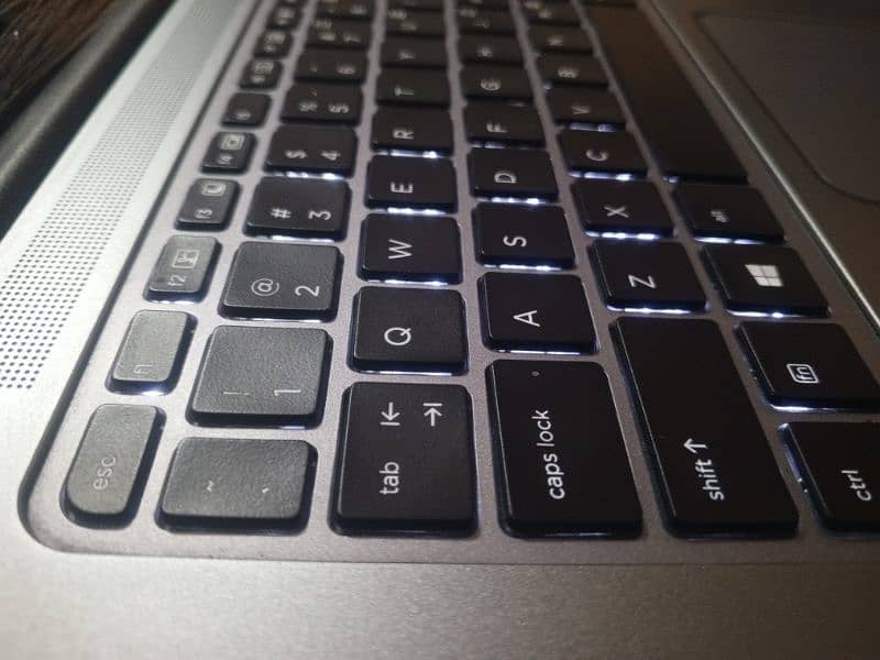 Hp Elitebook Folio 1040 G1 , 14" FHD Display, Backlit Keyboard, metal 2