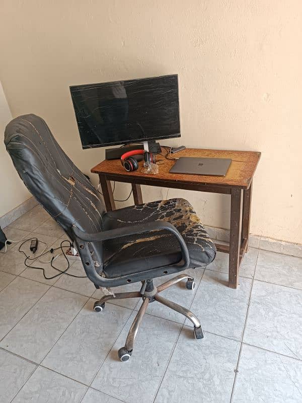 Computer table and chair 7