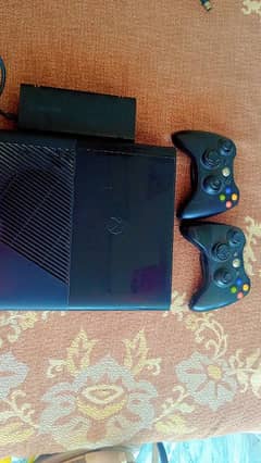 10/9 condition Xbox 360 e slim non jtag with 2 controller