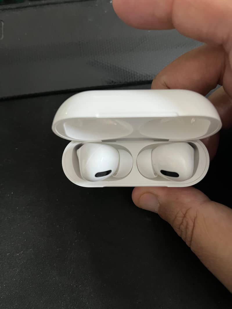 AirPods Pro with MagSafe Charging Case 1