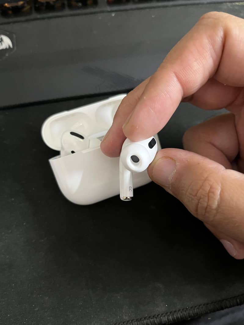 AirPods Pro with MagSafe Charging Case 3